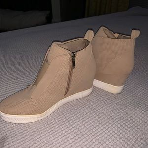 Wedge tennis shoes